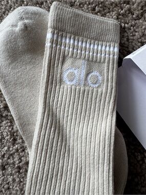 ALO Yoga Men’s Ribbed Crew Socks — Cream with White Logo